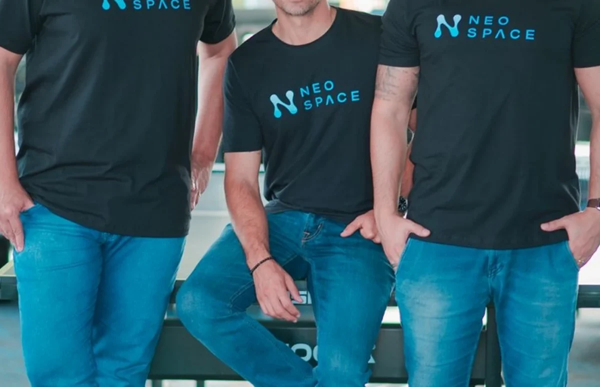 Fundadores da NeoSpace em imagem de arquivo da empresa