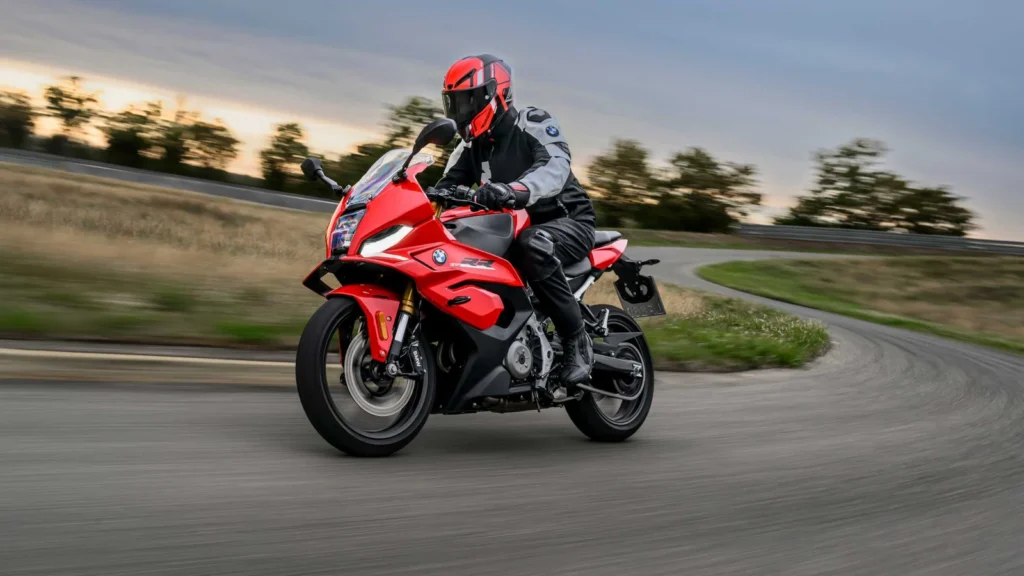 BMW F 450 RR vermelha em movimento em uma estrada